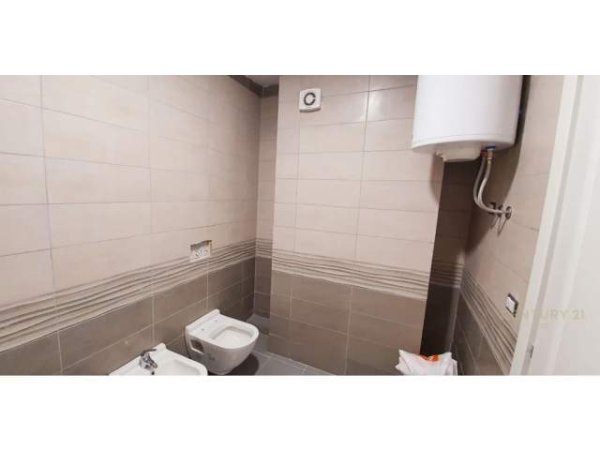 Tirane, SHITET APARTAMENT 2+1+2 PRANE ''TOPTANI SHOPPING CENTER'', 128 m² 195.000 Euro (Jeronim De Rada)