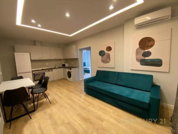 Tirane, jepet me qera apartament luksoz 2+1, 500 Euro