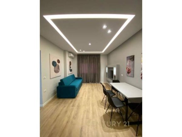 Tirane, jepet me qera apartament luksoz 2+1, 500 Euro