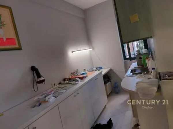 Jepet me qira apartament 1+1  67 m² 450 Euro tek rruga e Kavajes, mbrapa lidhjes se shkrimtareve!