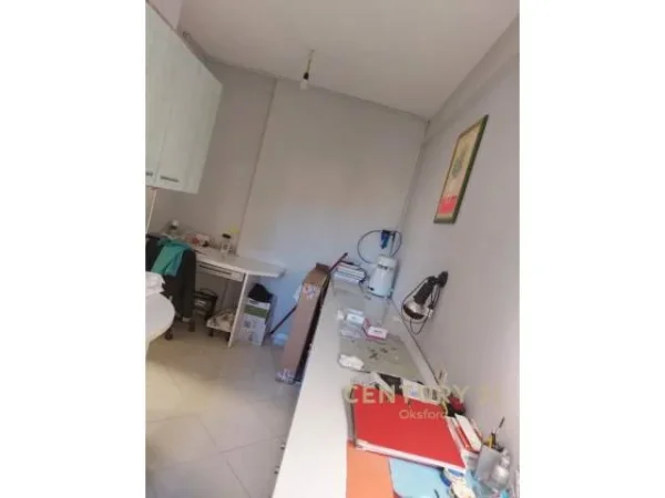 Jepet me qira apartament 1+1  67 m² 450 Euro tek rruga e Kavajes, mbrapa lidhjes se shkrimtareve!