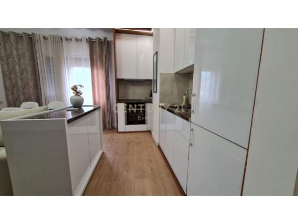 Tirane, BLLOK, JEPET ME QIRA APARTAMENT 2+1, 96 m² 750 Euro