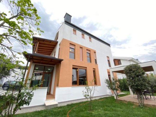 Tirane, jepet me qera Vile 3 Katshe Kati 3, 438 m² 2.500 Euro (RRUGA E VILAVE TEG)