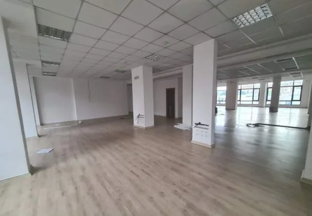 Tirane, jepet me qera zyre Kati 2, 430 m² 3.500 Euro (STACIONI I TRENIT)