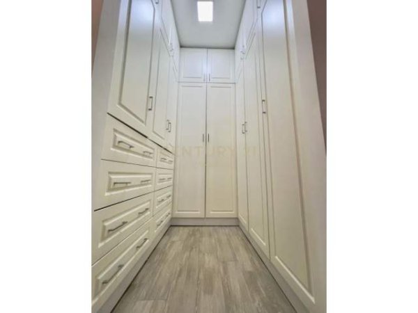 Tirane,JEPET ME QIRA APARTAMENT LUKSOZ 2+1+2 me POST PARKIMI‼️ 600 Euro (KODRA E DIELLIT)