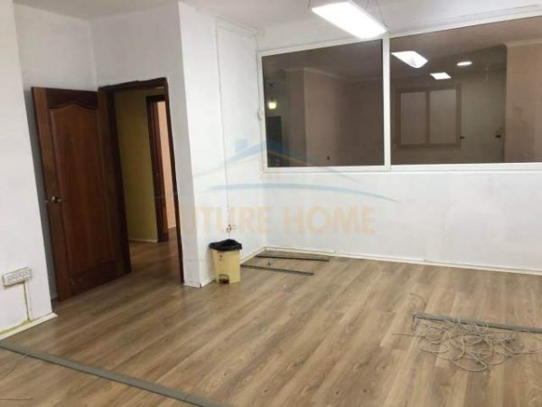 Shqiperi, jepet me qera ambjent biznesi Kati 1, 1.000 Euro (tek shallvaret)