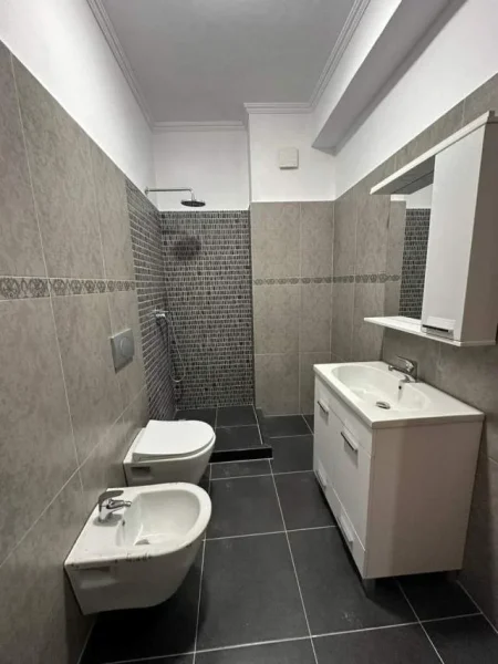 Tirane, jepet me qera apartament 2+1+A+BLK Kati 6, 100 m² 380 Euro (Spitali Amerikan 3)