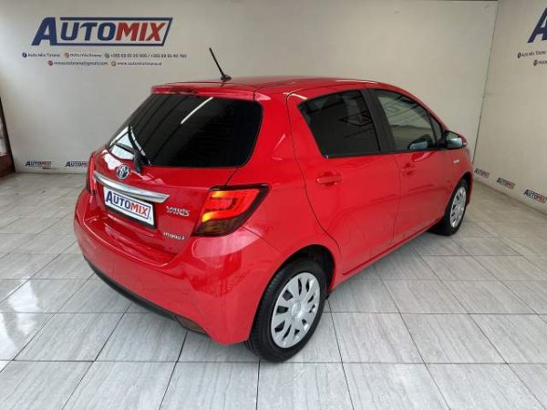 Tirane, shes makine Toyota yaris Viti 2015, 11.900 Euro