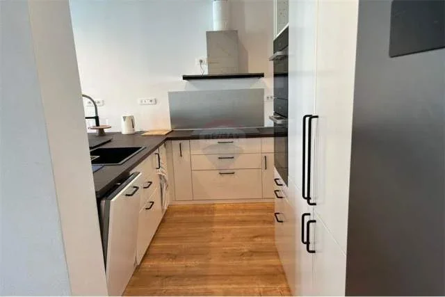 Tirane, jepet me qera apartament 2+1+A Kati 1, 117 m² 1.250 Euro (rezidenca park Life)