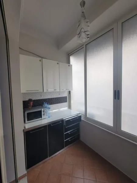 Tirane, jepet me qera garsonier Kati 5, 40 m² 350 Euro