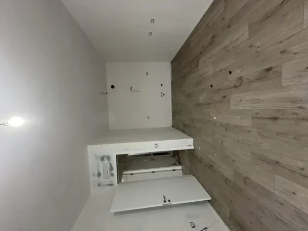 Tirane, jepet me qera apartament 1+1+BLK bosh per banim ose zyre Kati 4, 73 m² Rruga 5 Maj kompleksi Emerald