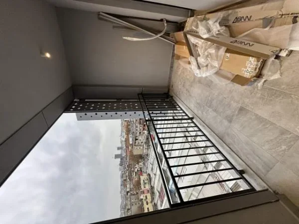 Tirane, jepet me qera apartament 1+1+BLK bosh per banim ose zyre Kati 4, 73 m² Rruga 5 Maj kompleksi Emerald