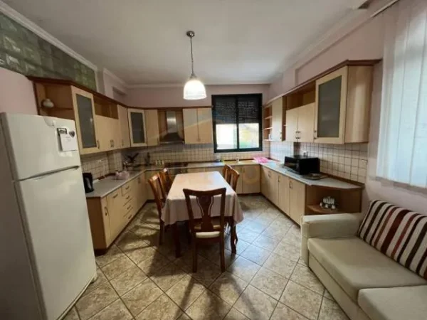 Tirane, jepet me qera apartament 3+1 Kati 2, 61 m² 600 Euro (Rruga e Elbasanit)