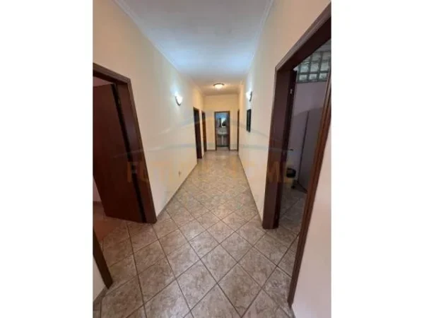 Tirane, jepet me qera apartament 3+1 Kati 2, 61 m² 600 Euro (Rruga e Elbasanit)
