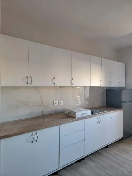 Tirane, jepet me qera apartament Kati 4, 65 m² 600 tek 21 dhjetori