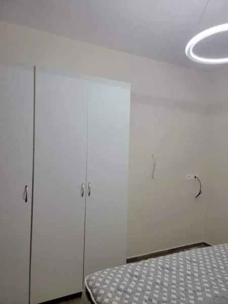Tirane, jepet me qera apartament Kati 4, 65 m² 600 tek 21 dhjetori