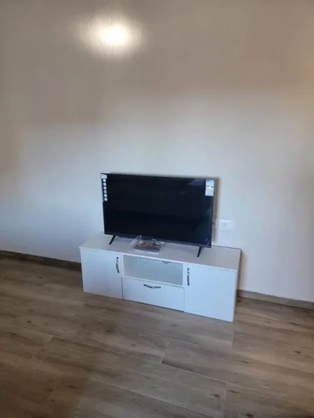 Tirane, jepet me qera apartament Kati 4, 65 m² 600 tek 21 dhjetori
