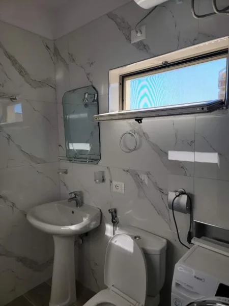 Tirane, jepet me qera apartament Kati 4, 65 m² 600 tek 21 dhjetori