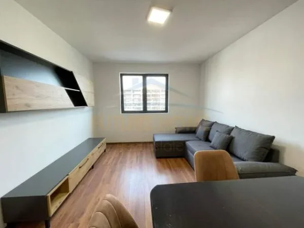 Tirane, jepet me qera apartament 1+1 Kati 4, 68 m² 450 Euro (UNAZA E RE)