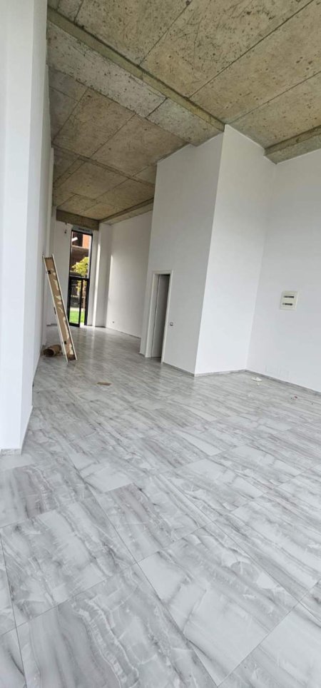 Tirane, jepet me qera ambjent biznesi Kati 0, 75 m² 700 Euro (Filip Jano)