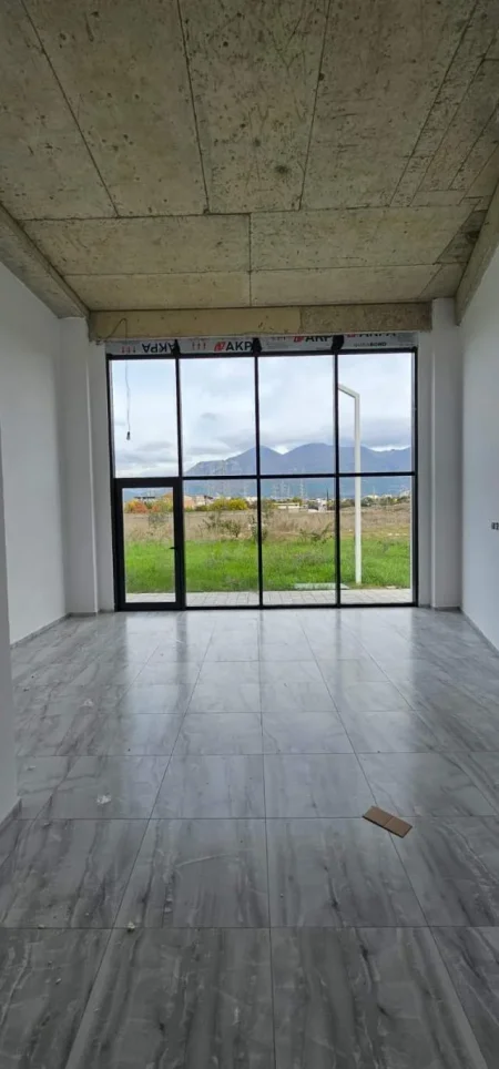 Tirane, jepet me qera ambjent biznesi Kati 0, 75 m² 700 Euro (Filip Jano)