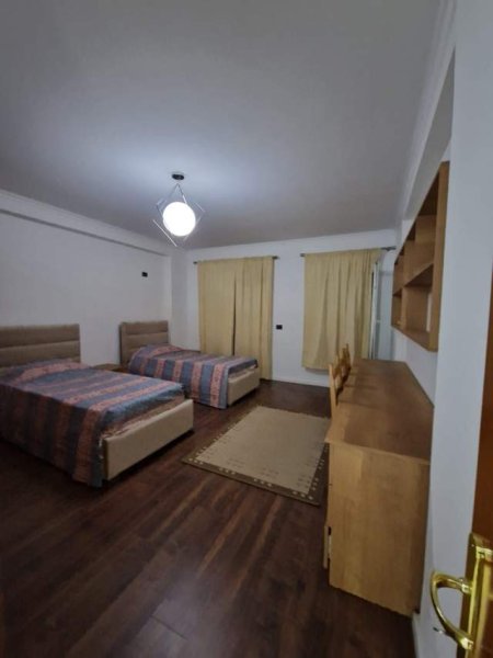 Tirane, jepet me qera apartament Kati 1, 110 m² 600 Euro prane gjimnazit Sami Frasheri