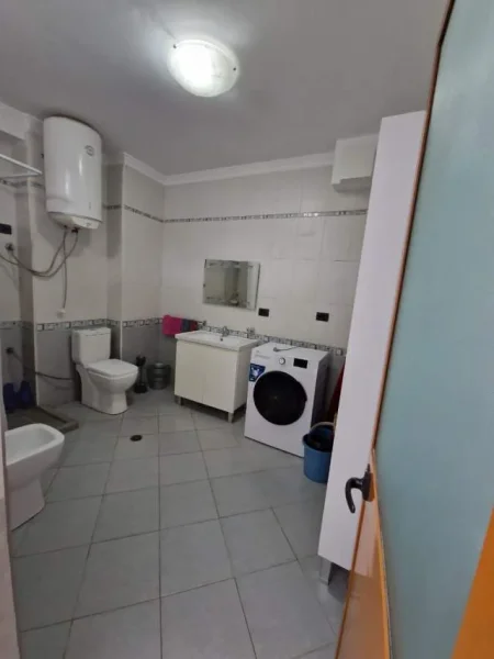 Tirane, jepet me qera apartament Kati 1, 110 m² 600 Euro prane gjimnazit Sami Frasheri