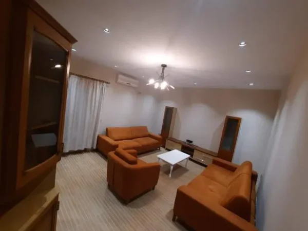 Tirane, jepet me qera apartament 1+1+BLK Kati 5, 75 m² 45.000 Leke (Rruga e Kavajes)