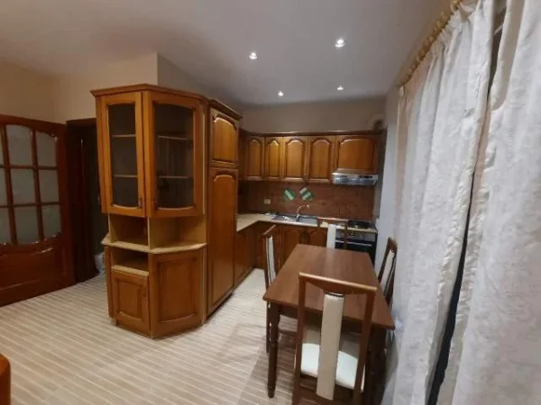 Tirane, jepet me qera apartament 1+1+BLK Kati 5, 75 m² 45.000 Leke (Rruga e Kavajes)