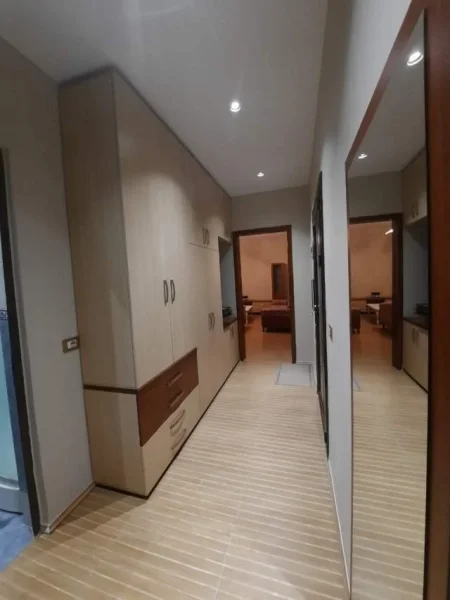 Tirane, jepet me qera apartament 1+1+BLK Kati 5, 75 m² 45.000 Leke (Rruga e Kavajes)