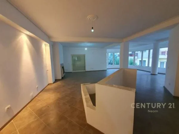 Tirane, jepet me qera Vile 3 Katshe Kati 3, 517 m² 3.000 Euro (Kopshti Zoologjik)