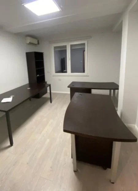 Tirane, jepet me qera zyre Kati 6, 108 m² 800 Euro