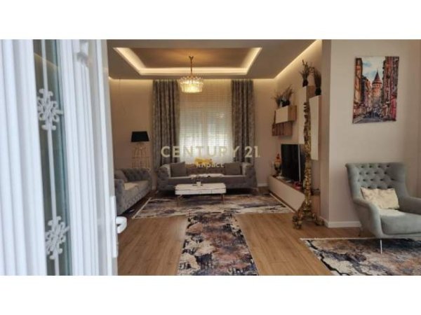 Tirane, jepet me qera Vile 4+1+BLK Kati 2, 780 m² 2.000 Euro (Vaqarr, Tirana)