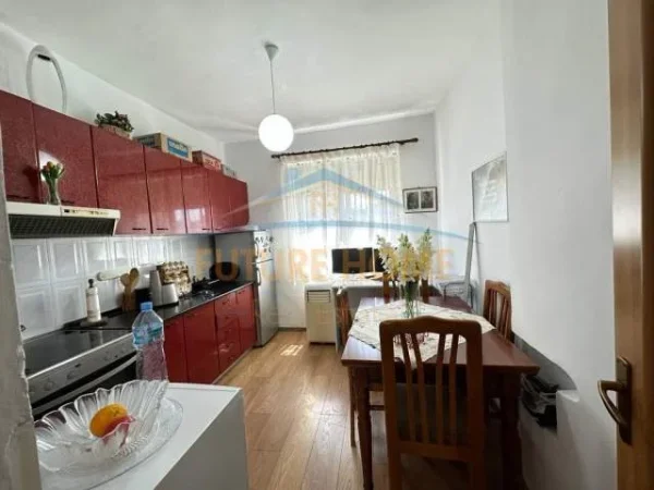 Tirane, jepet me qera apartament 1+1 Kati 4, 58 m² 400 Euro (Rruga e Durresit)