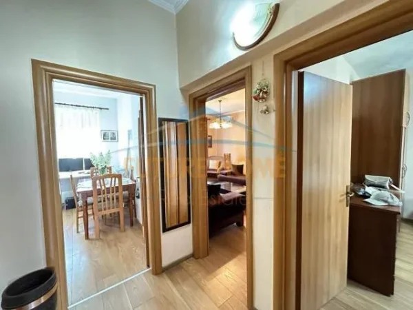 Tirane, jepet me qera apartament 1+1 Kati 4, 60 m² 400 Euro (rruga durresit)