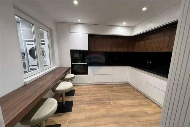 Tirane, jepet me qera apartament 2+1+A+BLK Kati 1, 130 m² 1.500 Euro (Bllok)