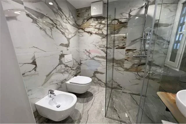 Tirane, jepet me qera apartament 2+1+A+BLK Kati 1, 130 m² 1.500 Euro (Bllok)