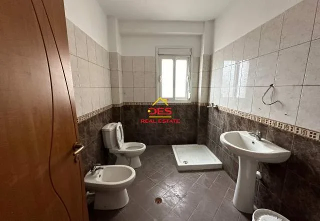 shitet apartament 2+1+BLK Kati 4, 100 m² 60.000 Euro (Rruga Ali Demi)