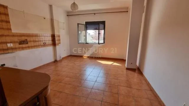Tirane, jepet me qera apartament 4+1+BLK Kati 3, 136 m² 500 Euro (Rruga Aleksandër Moisiu)