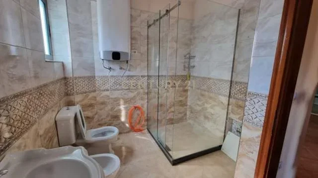 Tirane, jepet me qera apartament 4+1+BLK Kati 3, 136 m² 500 Euro (Rruga Aleksandër Moisiu)