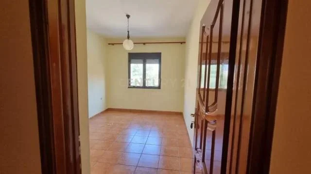 Tirane, jepet me qera apartament 4+1+BLK Kati 3, 136 m² 500 Euro (Rruga Aleksandër Moisiu)