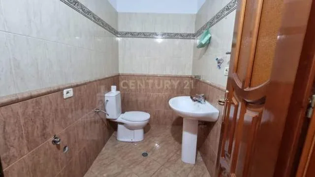 Tirane, jepet me qera apartament 4+1+BLK Kati 3, 136 m² 500 Euro (Rruga Aleksandër Moisiu)