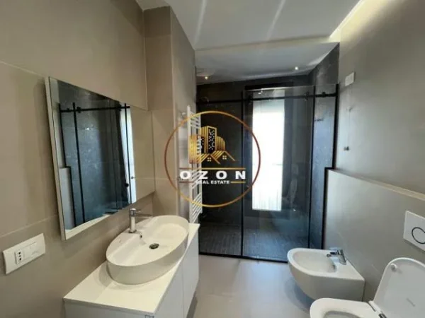 Tirane, jepet me qera apartament 2+1 Kati 5, 104 m² 1.400 Euro (Rruga e Barrikadave)