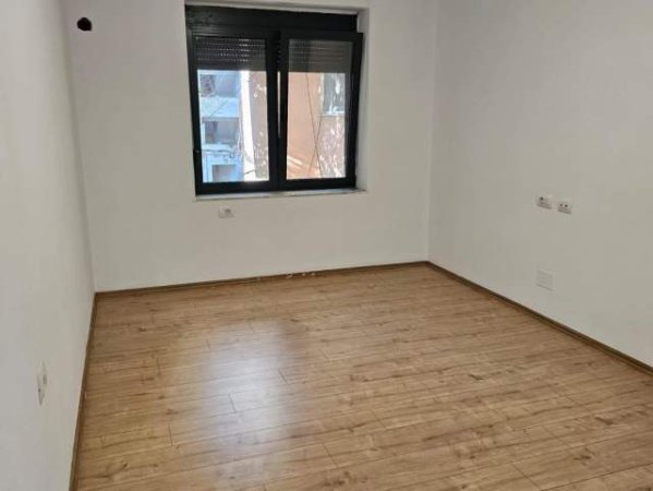 Tirane, jepet me qera ambjent biznesi Kati 2, 80 m² 800 Euro (21 Dhjetori)