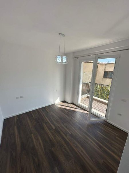 Tirane, jepet me qera zyre Kati 1, 100 m² 600 Euro (Fusha e Aviacionit)