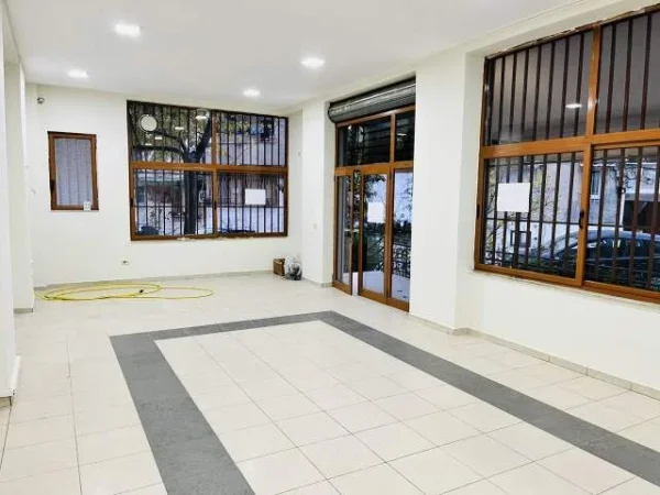 Tirane, ofert garsonier 65 m² 700 Euro