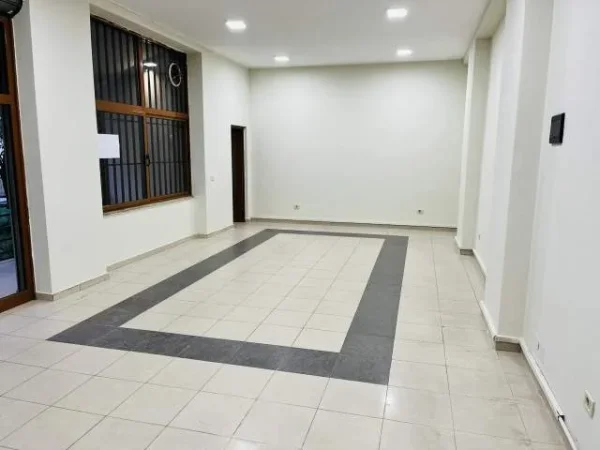 Tirane, ofert garsonier 65 m² 700 Euro
