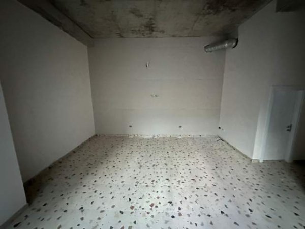 Tirane, jepet me qera dyqan Kati 0, 40 m² 550 Euro (Kompleksi Square 21)