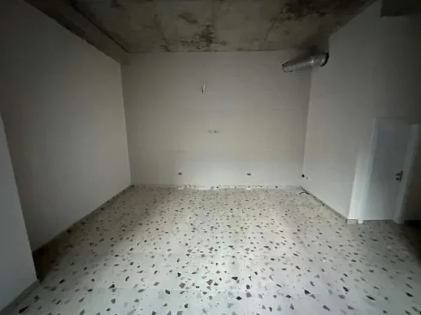 Tirane, jepet me qera dyqan Kati 0, 40 m² 550 Euro (Kompleksi Square 21)