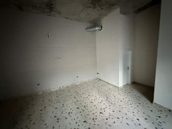 Tirane, jepet me qera dyqan Kati 0, 40 m² 550 Euro (Kompleksi Square 21)